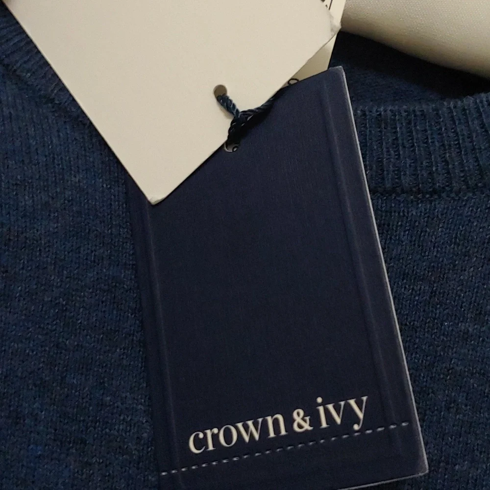 Crown & Ivy Blue Cashmere Blend Crewneck Sweater. Size Large. NWT $65